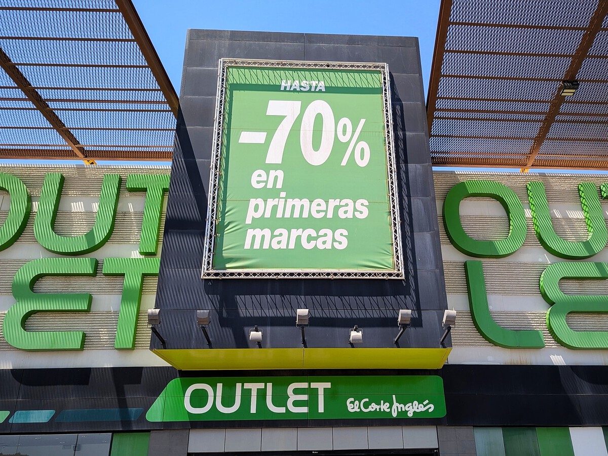 El Corte Ingls comienza el Black Friday y se deshace de todas las  zapatillas Adidas con una liquidacin en su outlet