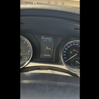 Taxista presume su Toyota Camry 2018 de ¡999,999 kilómetros!