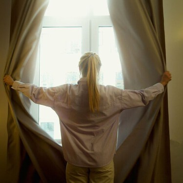 Ni muy largas ni muy cortas: así se colocan las cortinas para que tu cuarto se vea más grande