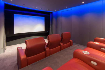 Así es como se pone al día un cine en casa «hipergaláctico»