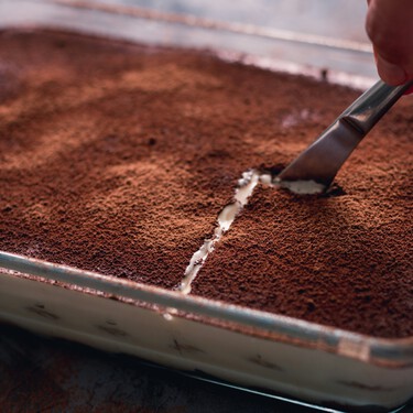 El postre sin horno más fácil y rápido: una tarta fría que parece tiramisú y se hace con tres tazas de ingredientes en 10 minutos