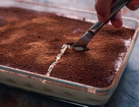 El postre sin horno más fácil y rápido: una tarta fría que parece tiramisú y se hace con tres tazas de ingredientes en 10 minutos
