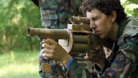 Cardboard Warfare. Excelente corto sobre el FPS de Infinity Ward