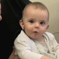 Una bebé de ocho meses que nació sorda oye por primera vez a su madre 