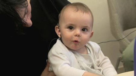 Una bebé de ocho meses que nació sorda oye por primera vez a su madre