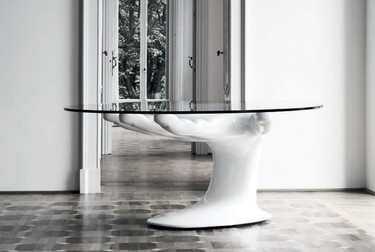 Una mesa original, su pie es una gran mano 