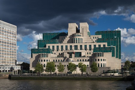 El MI5 sigue su juego, quiere un "Acceso excepcional" a los mensajes cifrados