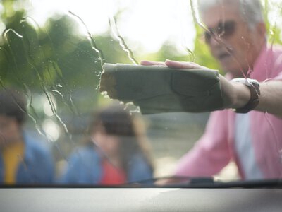Cómo mantener limpio de insectos el coche este verano (y no derrochar agua) 