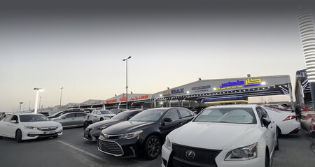 Mercado de coches de segunda mano en Ajram (EAU)