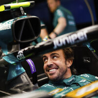 Fernando Alonso coquetea con Mercedes mientras conoce el nuevo Aston Martin: "Soy el único campeón disponible" 