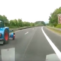 Cuando vas por la Autobahn y te adelanta...un tractor tirando de una caravana