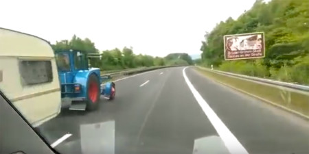 Cuando vas por la Autobahn y te adelanta...un tractor tirando de una caravana