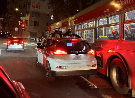 Taxi Autonomo Cruise Bloquea Calle