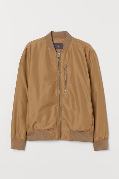 Cazadora bomber de tela con cuello elevado de canalé y cremallera delante, un bolsillo superior con cremallera, bolsillos en las costuras laterales y un bolsillo interior con botón de presión.