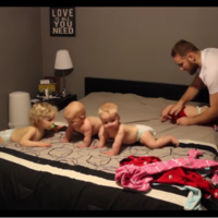 ¿Recuerdas el vídeo viral de la madre que viste a cuatro bebés a la vez? Ahora es el turno de papá
