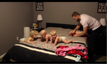 ¿Recuerdas el vídeo viral de la madre que viste a cuatro bebés a la vez? Ahora es el turno de papá