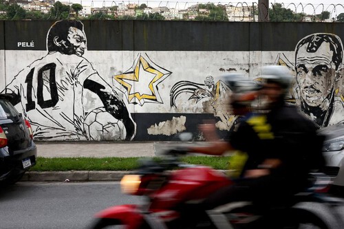 Placas falsificadas para motocicletas são vendidas em marketplaces online | Imagem: Mario Tama/Getty Images