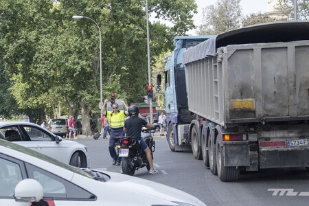 Agente de tráfico regulando un cruce en Madrid