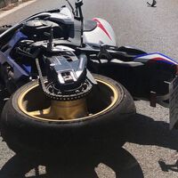 Atropella a un motorista con un coche a 189 km/h y se da a la fuga. Ha sido en Tarragona, y los Mossos ya lo han detenido