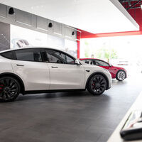 La gente está comprando más coches eléctricos de Tesla que nunca, mientras que las grandes empresas intentan deshacerse de ellos a cualquier precio