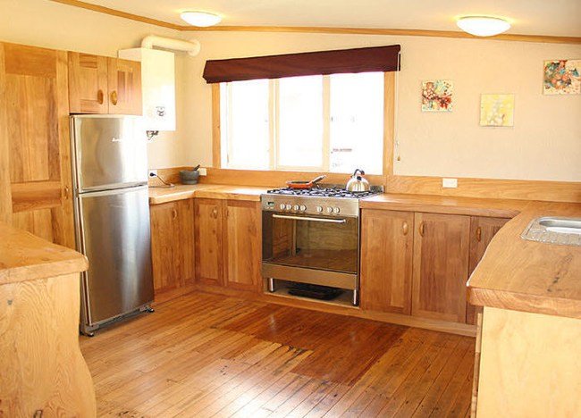 Una cocina de madera reciclada Muebles de madera para casas pequeñas