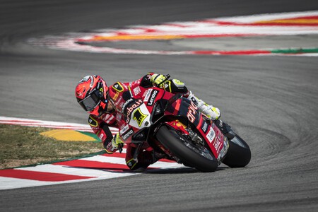 Baño de masas de Álvaro Bautista en Barcelona: la victoria más holgada desde que corre en Superbikes