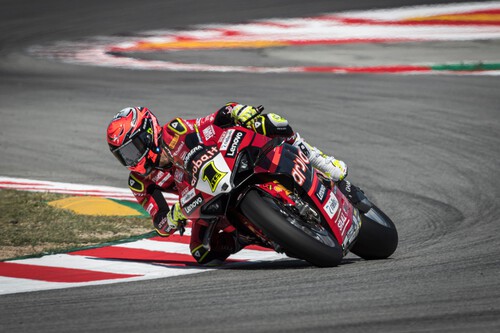 Baño de masas de Álvaro Bautista en Barcelona: la victoria más holgada desde que corre en Superbikes