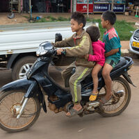 En Tailandia es ilegal que los niños conduzcan motos, pero la policía no hace nada por una sagrada regla no escrita
