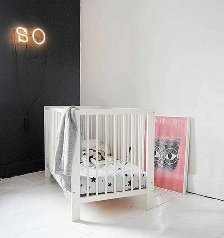 estampados gráficos en blanco y negro para decorar el dormitorio de tu bebé