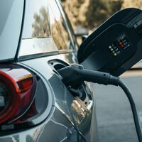 O maior pesadelo das gigantes do petróleo acaba de virar realidade: o detalhe inesperado que forçou milhões de americanos a correrem para os carros elétricos 