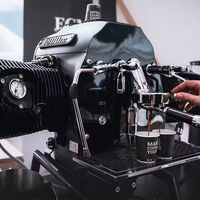  
BMW ha empezado a hacer cafeteras con los motores bóxer de sus motos. El problema es que son más caras que alguna GS