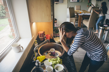¿Por qué las madres siempre estamos cansadas? Porque trabajamos 98 horas a la semana