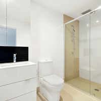 Ducharse y poner la lavadora a la vez no es buena idea. Especialmente si quieres ahorrar al máximo en la factura de la luz 