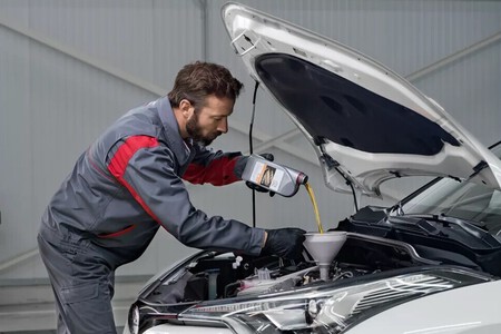 Mecanico Toyota Echando Aceite