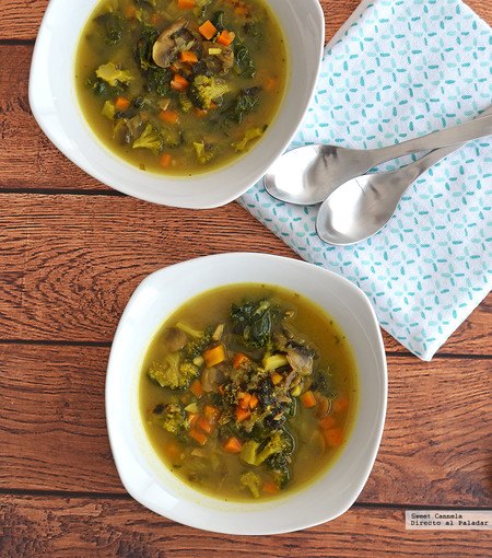 Sopa Detox de verduras y cúrcuma. Receta Saludable