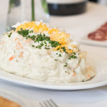 Cómo mejorar la ensaladilla rusa, según cuatro chefs que la clavan siempre 