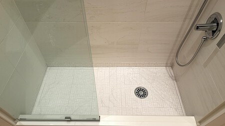 Ducha De Hotel Sin Mampara Y Solo Con El Desague Y La Ducha Foto Horizontal