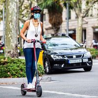 Todo el equipamiento obligatorio que la DGT pide para ir en patinete eléctrico y evitar una multa