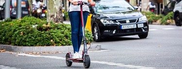 Todo el equipamiento obligatorio que la DGT pide para ir en patinete eléctrico y evitar una multa