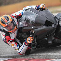 La brutal BMW M 1000 RR ya ruge con la fibra de carbono al aire en manos de Michael van der Mark