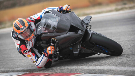La brutal BMW M 1000 RR ya ruge con la fibra de carbono al aire en manos de Michael van der Mark