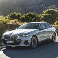 El nuevo BMW i5 es una enorme berlina eléctrica de lujo, y es más barato que su competencia