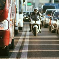 Algunos españoles pierden hasta dos días al año solo en atascos. La moto como salvación y ahorro a horas y horas perdidas 