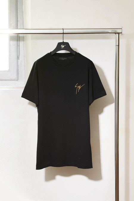 Olvidate De Sus Sneakers Giuseppe Zanotti Ahora Conquista Tu Look Con Su Ropa Para Andar En Casa