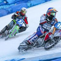 Tumbando más que Márquez sobre clavos de 20 cm y sin escapatorias. Así son las carreras de las motos más rápidas sobre hielo