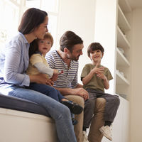 En la era de la comunicación digital, ¿cómo podemos enseñar a nuestros hijos a tener una buena conversación cara a cara?
