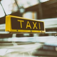 Madrid promete soluciones al sector del taxi para evitar una huelga indefinida en pleno Fitur