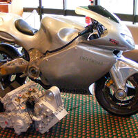 Han desempolvado a la moto de ocho cilindros y motor de F1 para romper un récord de hace 115 años. Son 235 CV de pura bestia 