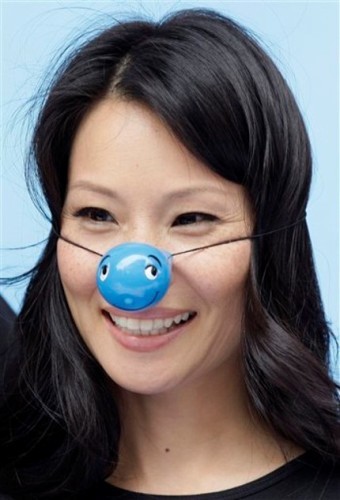 Lucy Liu se pone la nariz azul de la solidaridad