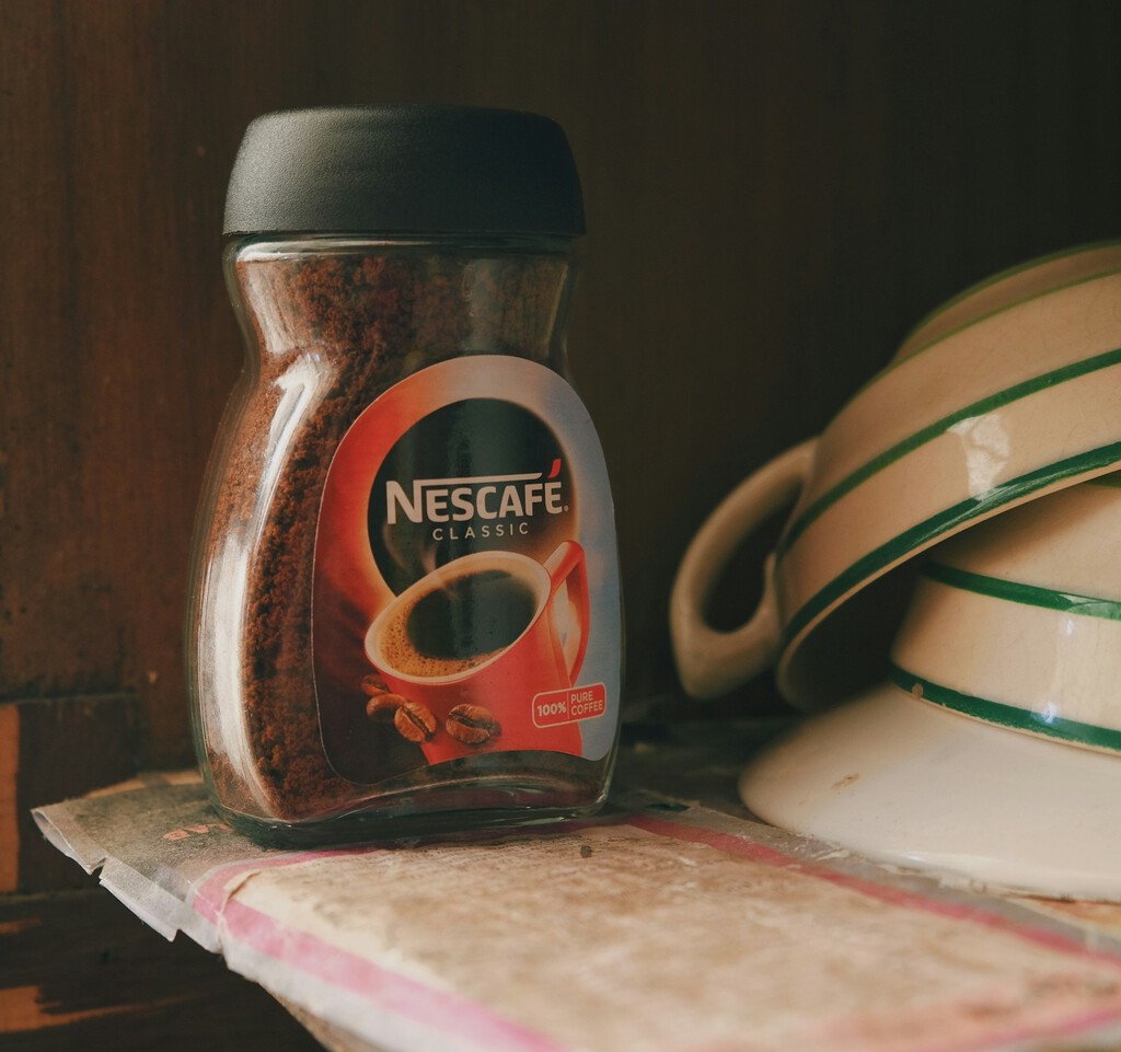 No tires los botes de café solubles. Quedan brutales como macetas decorativas 